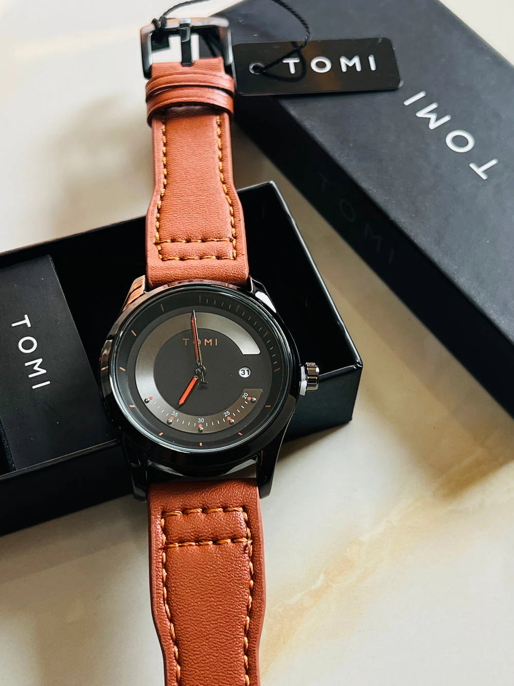 TOMI T-099 : L’Équilibre Parfait entre Business et Modernité